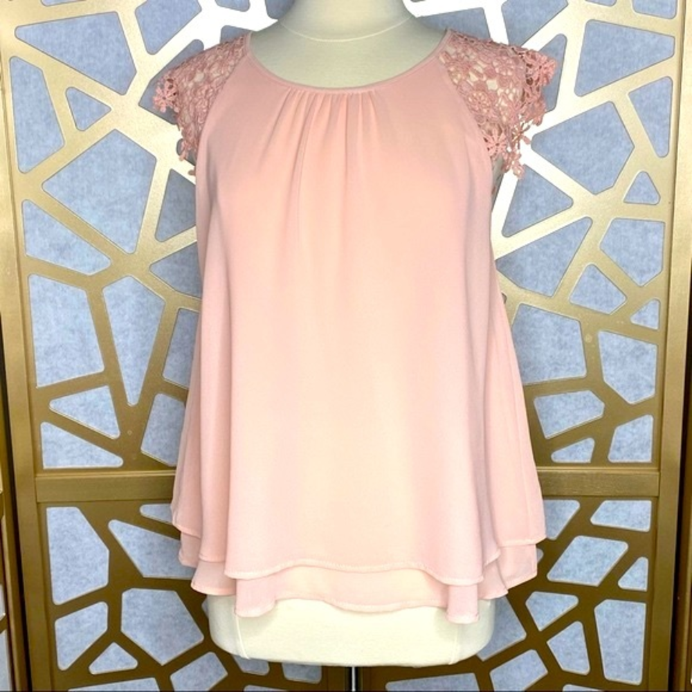 Hells C.‎ Crochet sleeves Blouse